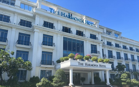 The Harmonia sử dụng sản phẩm ghế nằm hồ bơi và bàn ghế giả mây của Nội Thất Quang Đông